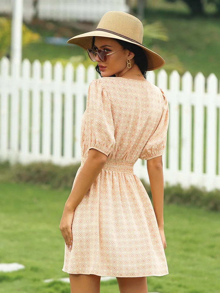 Vestido Curto com Estampa Floral e Botões