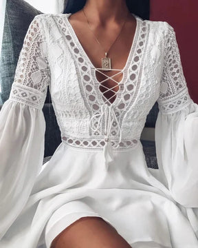 Vestido Curto com Decote em V e Babados Manga Longa
