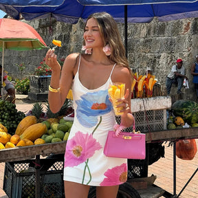 Vestido Curto Branco com Estampa e Costas Abertas
