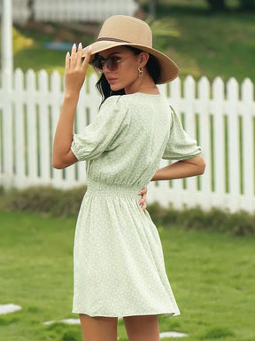 Vestido Curto com Estampa Floral e Botões