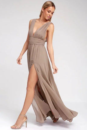 Vestido Longo de Festa com Decote Profundo e Fenda