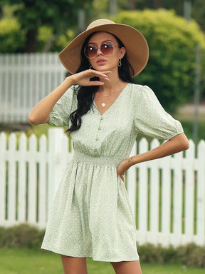 Vestido Curto com Estampa Floral e Botões