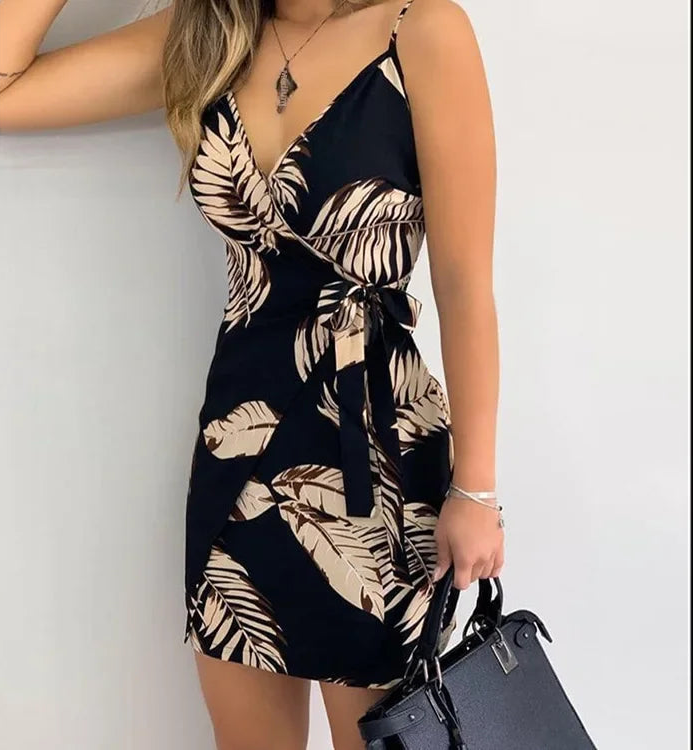 Vestido Curto com Estampa e Decote em V